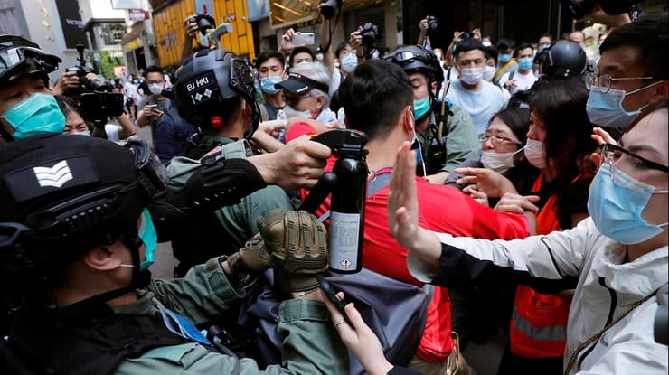 הונג קונג שוטרים מפגינים הפגנה מחאה עצורים