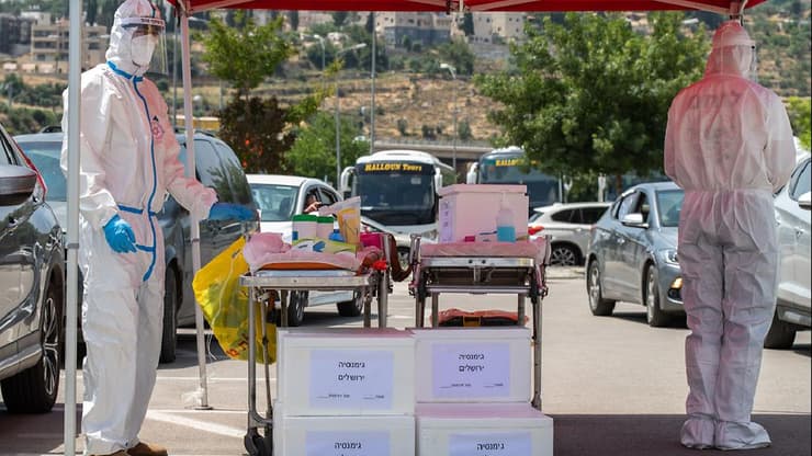 תורי ענק של תלמידים מחוץ לדרייב אין בדיקות הקורונה בירושלים בעקבות התפרצות הנגיף בגימנסיה