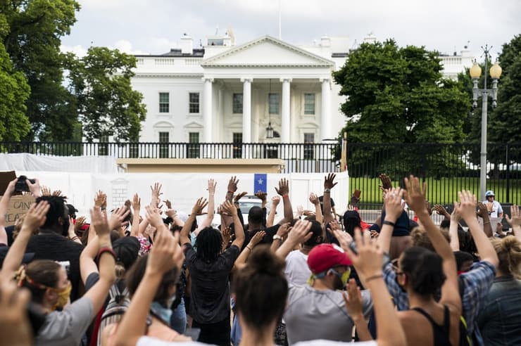 מפגינים הפגנה מחאה הבית הלבן וושינגטון ג'ורג' פלויד