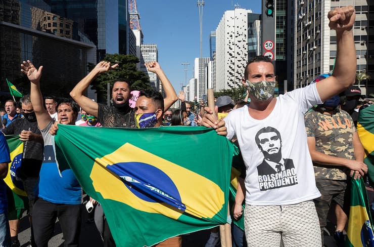 נגיף קורונה נשיא ברזיל ז'איר בולסונרו נפגש עם תומכים בלי מסכה
