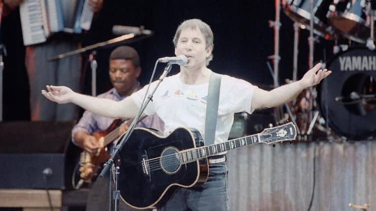פול סיימון בהופעה במוסקבה 1989