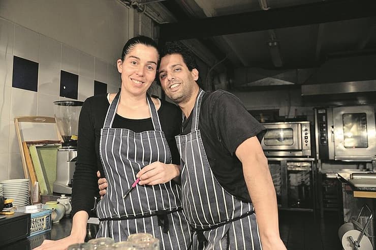 ליאור רפאל וענבר שפירא ממסעדת לויתן באילת. הפכו את המקום למסעדת המבורגרים