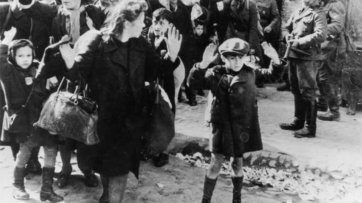 ילד יהודי נכנע בפני הנאצים בגטו ורשה