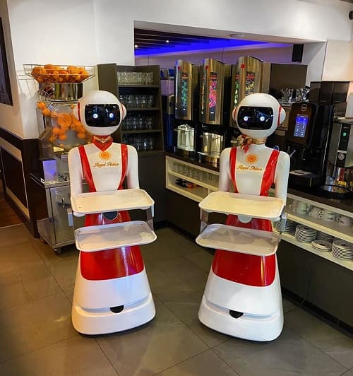 רובוטים במסעדת רויאל פאלאס בר