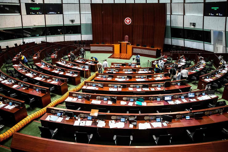 הונג קונג הצבעה על החוק נגד ביזוי המנון סין חבר פרלמנט פיזר חומר מסריח
