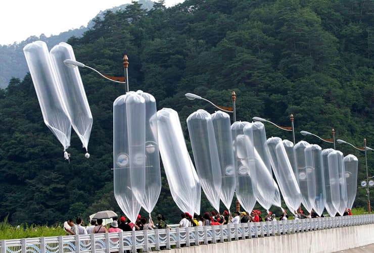 דרום קוריאה תמונת ארכיון בלונים עם מסרי תעמולה שמופרחים על צפון קוריאה