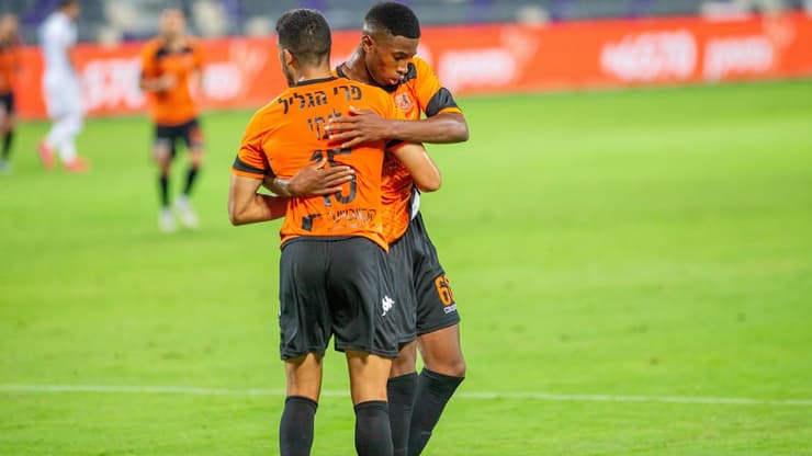 כבש שער בבכורה, כבר בגיל 17. סילבה חוגג עם לזמי (צילום: טל שחר) סילבה ולזמי