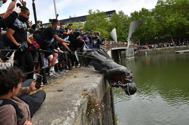 מחאת ג'ורג' פלויד הפגנה בריסטול בריטניה פסל של סוחר עבדים הושלך למים