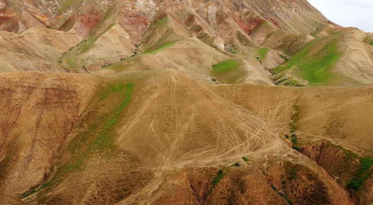 קוליסים של טרקטורונים ואופנועי שטח בבקעת הורקניה במדבר יהודה