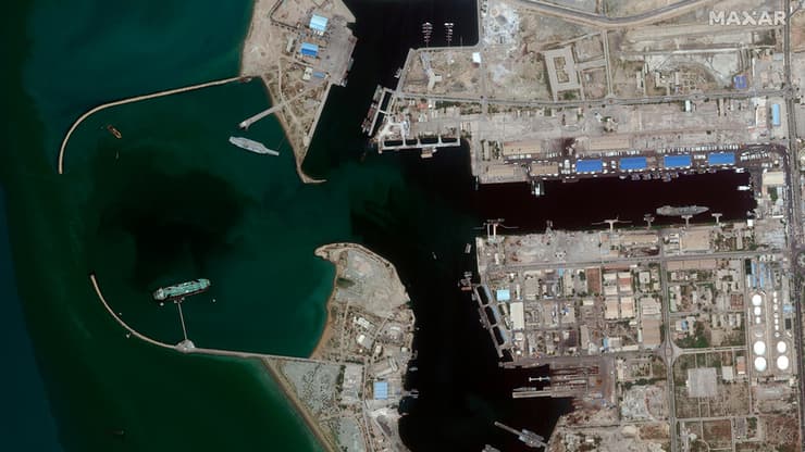 תצלומי לוויין איראן בנתה דגם של נושאת מטוסים אמריקנית בנמל בנדר עבאס