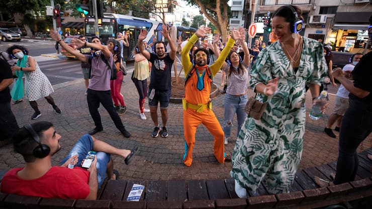 אנשים רוקדים ב רחוב ב תל אביב נגיף קורונה הקורנה ישראל