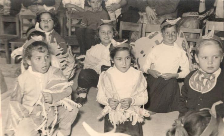 אלון אולארצ'יק בכיתה ב', מסיבת פורים בבית ספר גאולים, 1958