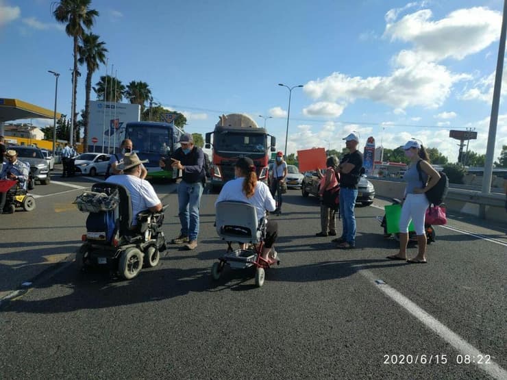 מחאת הנכים- חוסמים את כביש החוף באזור נתניה
