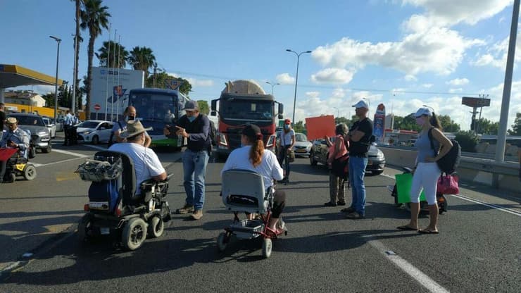 מחאת הנכים- חוסמים את כביש החוף באזור נתניה