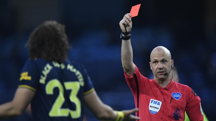 חוק חדש ומעניין (צילום: getty images) אנתוני טיילור מראה לדויד לואיז כרטיס אדום