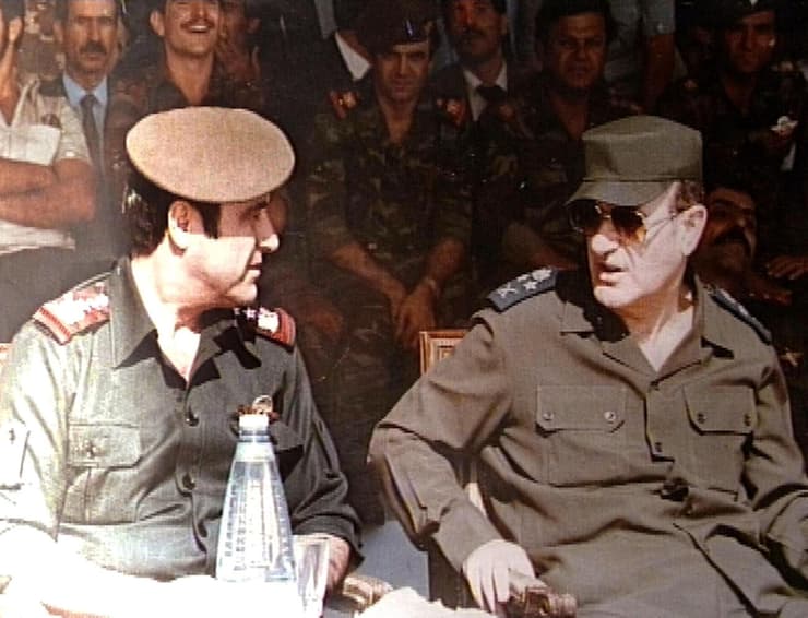 נשיא סוריה לשעבר חאפז אל אסד עם האח רפעת ב סוריה 1984