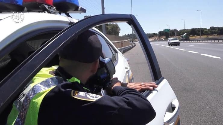  שוטרי תנועה בבגדי הסוואה תופסים עברייני תנועה בכבישים
