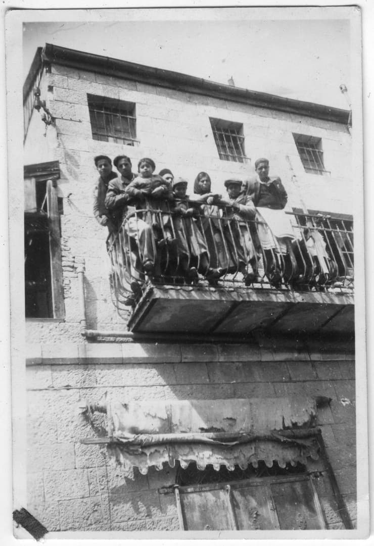משפחת בנאי על המרפסת ברחוב האגס