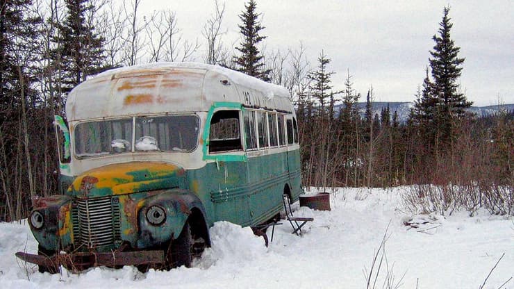 אלסקה ארה"ב פינוי אוטובוס מהסרט עד קצה העולם