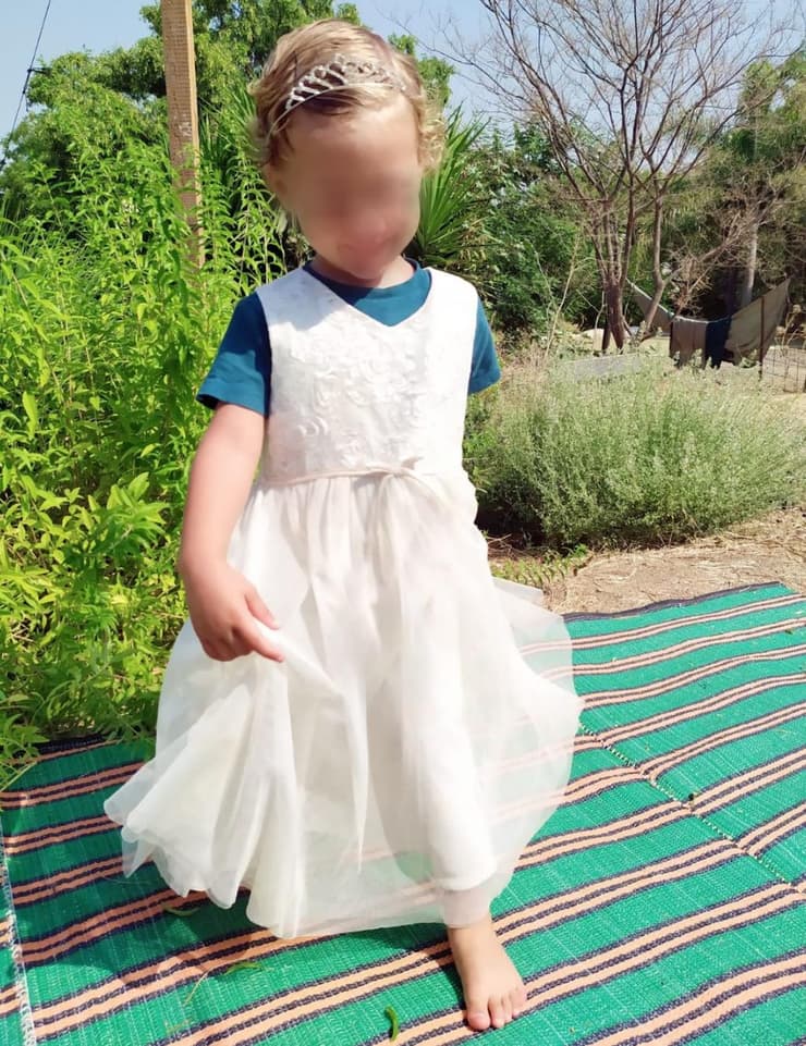 ילד עם שמלה