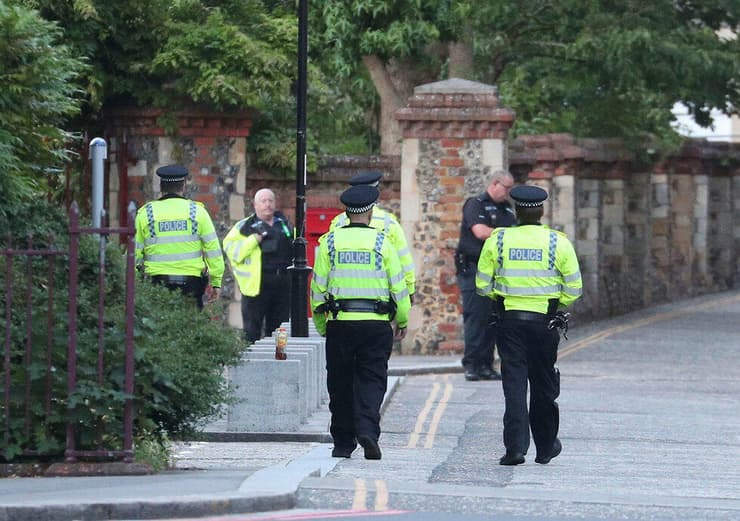 שוטרים בבריטניה. ארכיון (צילום: AP) בריטניה רדינג משטרה דקירות