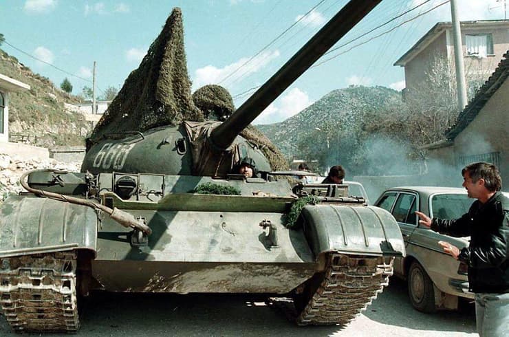 המורדים השתלטו על טנק של הצבא האלבני