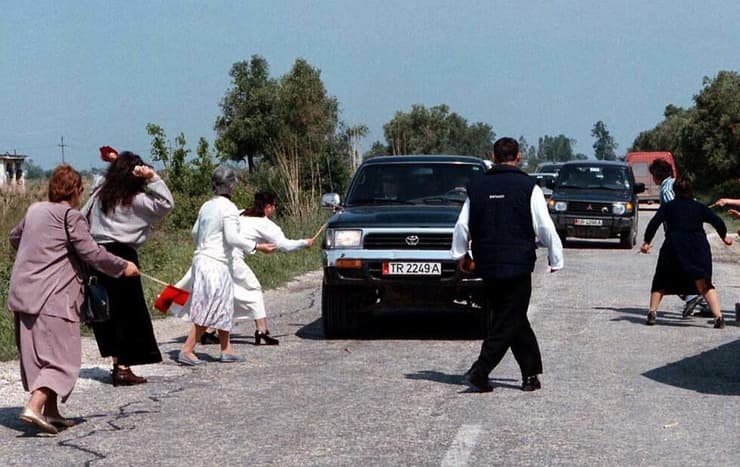 רכב של מדינאי אלבני מותקף בידי ההמון הזועם