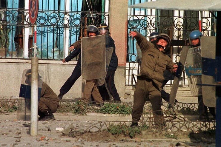 שוטרים אלבנים מנסים להשתלט על המהומות