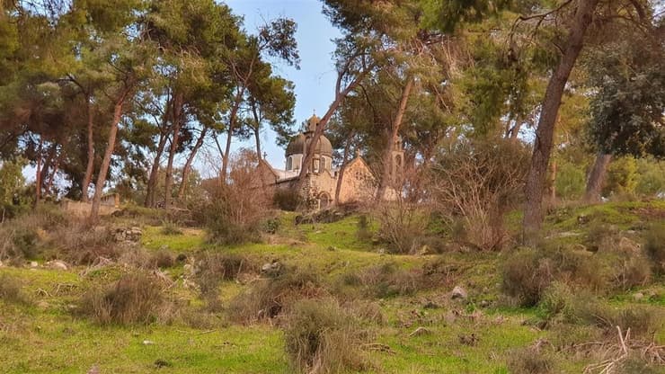 הכנסייה הקתולית של הכפר מעלול ב"שביל עמק יזרעאל"