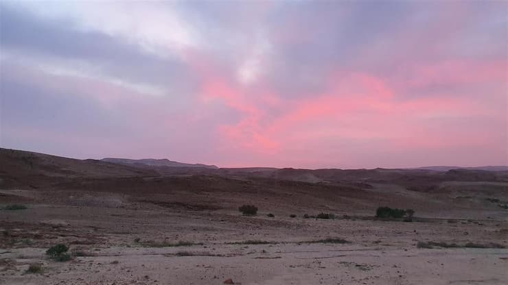 שקיעה ורודה במדבר יהודה