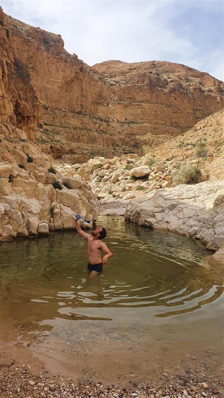 יאיר מתרענן בגב מים בנחל צאלים שבמדבר יהודה