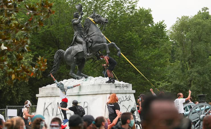 מפגינים מנסים להפיל את הפסל של אנדרו ג'קסון, הלילה 