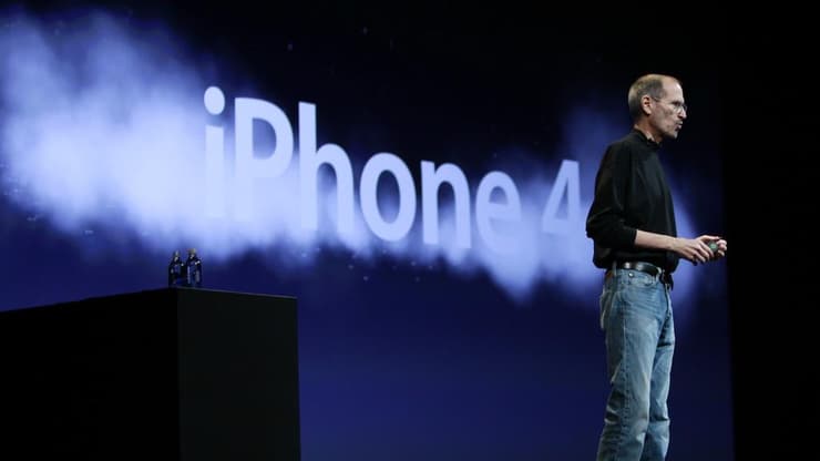 סטיב ג'ובס מציג את אייפון 4
