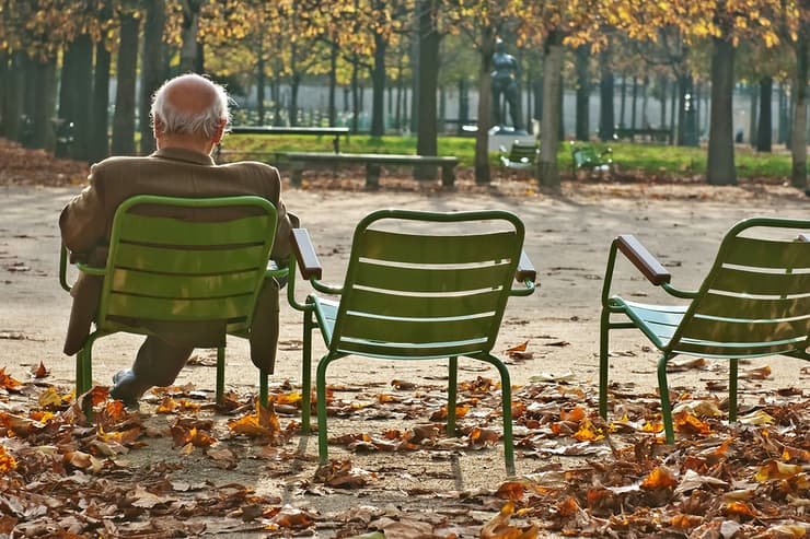 איש מבוגר יושב לבד