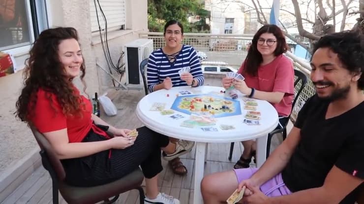 התיירים מ-10 מדינות שונות מעבירים את הסגר בישראל במשחק הקלפים "קטאן"