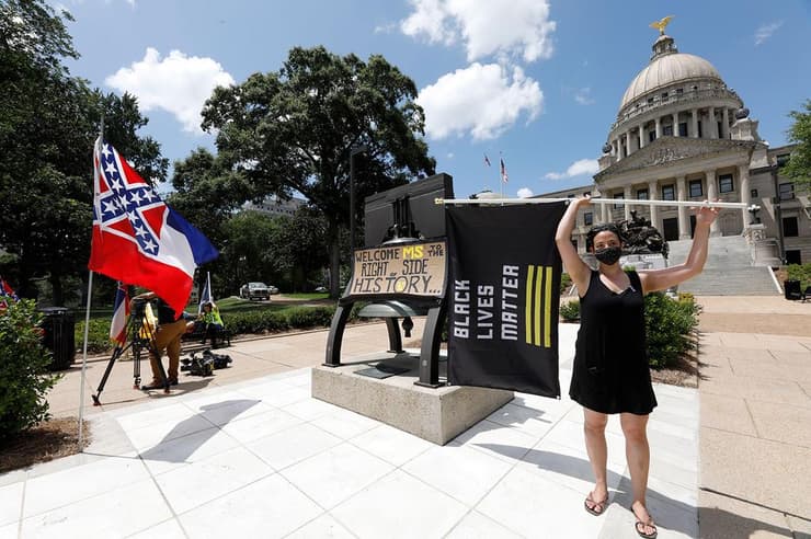 מפגינה נגד דגל מיסיסיפי מחוץ לקונגרס של המדינה
