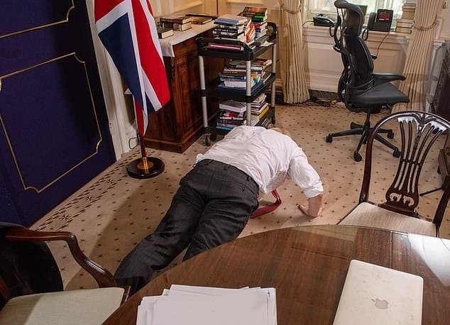בוריס ג'ונסון ראש ממשלת בריטניה עושה שכיבות שמיכה