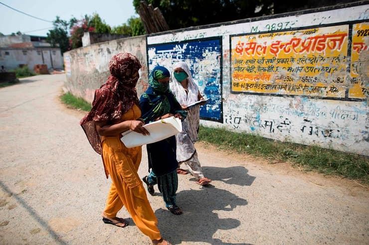 עובדות בריאות נשים הודו בחזית המאבק ב קורונה