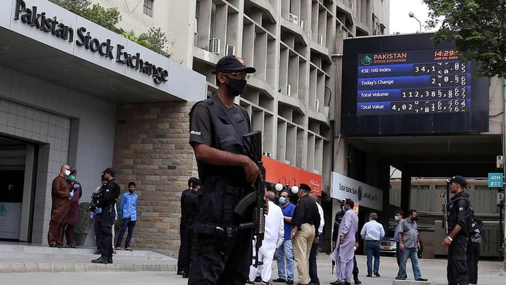 פקיסטן קראצ'י פיגוע מחבלים ב בורסה לניירות ערך בעיר