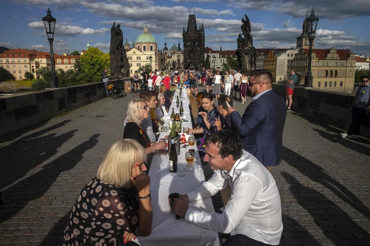 מסיבת פרידה קורונה גשר קארל פראג צ'כיה