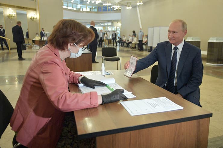 רוסיה ולדימיר פוטין מצביע במשאל העם 