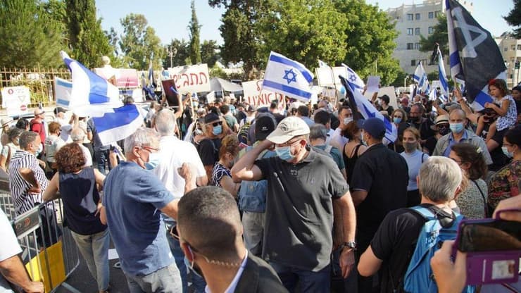  עם דגלי ישראל במחאת "הדגלים השחורים"