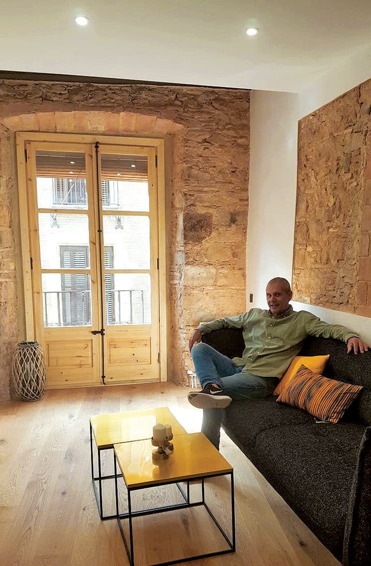 אריק חביב בברצלונה בדירה שעיצב