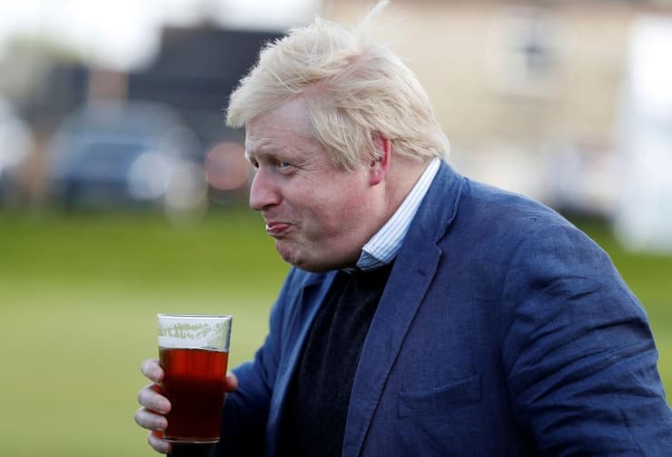 ראש ממשלת בריטניה בוריס ג'ונסון שותה בירה 2016