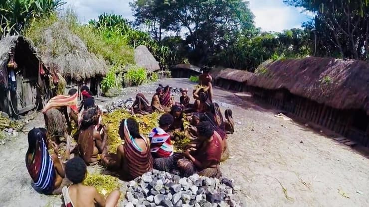 שבט הקניבלים בפפואה גינאה