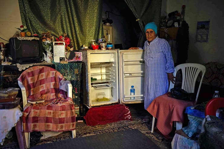 לבנון לבנונים מצטלמים ליד מקרר ריק שלהם משבר כלכלי