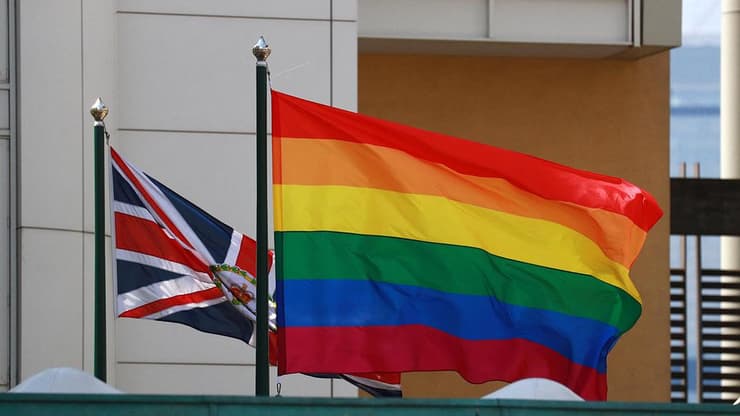 דגל גאווה על שגרירות בריטניה ב מוסקבה רוסיה