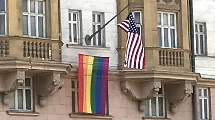 דגל גאווה על שגרירות ארה"ב ב מוסקבה רוסיה
