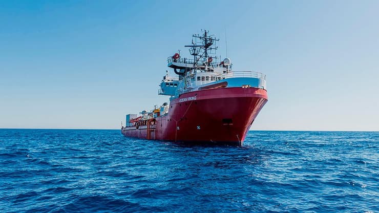 ספינת מהגרים Ocean Viking תקועה ב הים התיכון בדרך ל איטליה או מלטה