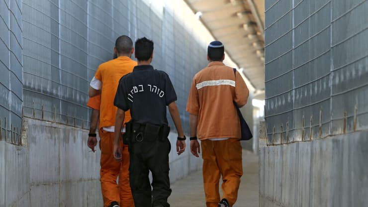 התמונה של האסירים בכלא רימונים